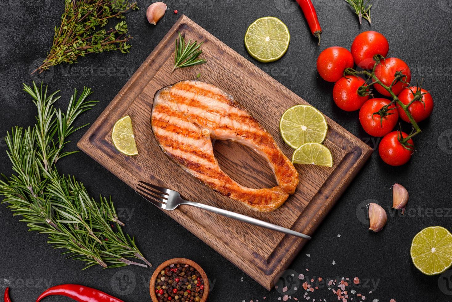 Delicioso filé de salmão cozido na hora com especiarias e ervas assadas na grelha foto