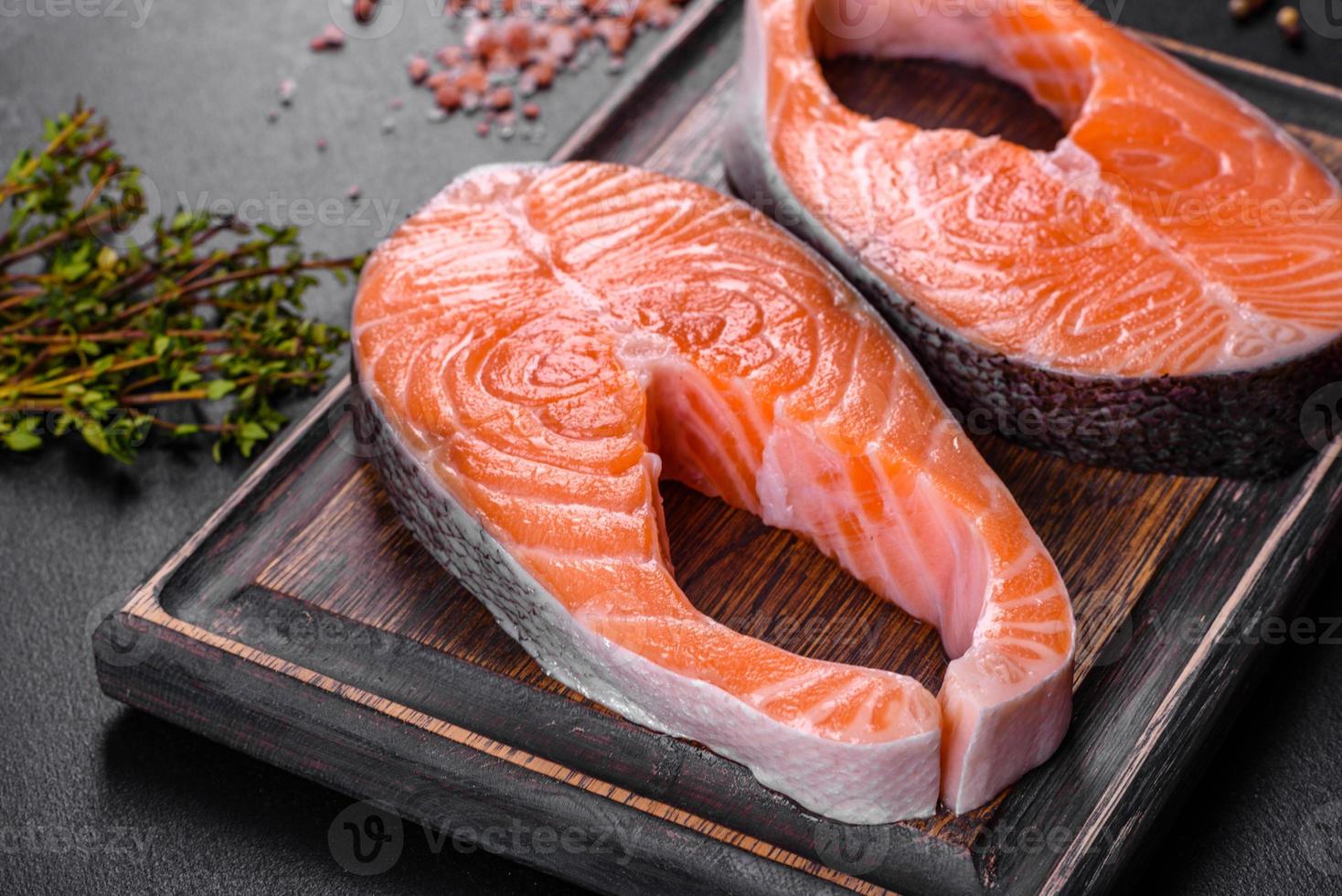 bife de salmão cru fresco com especiarias e ervas preparadas para assar na grelha foto