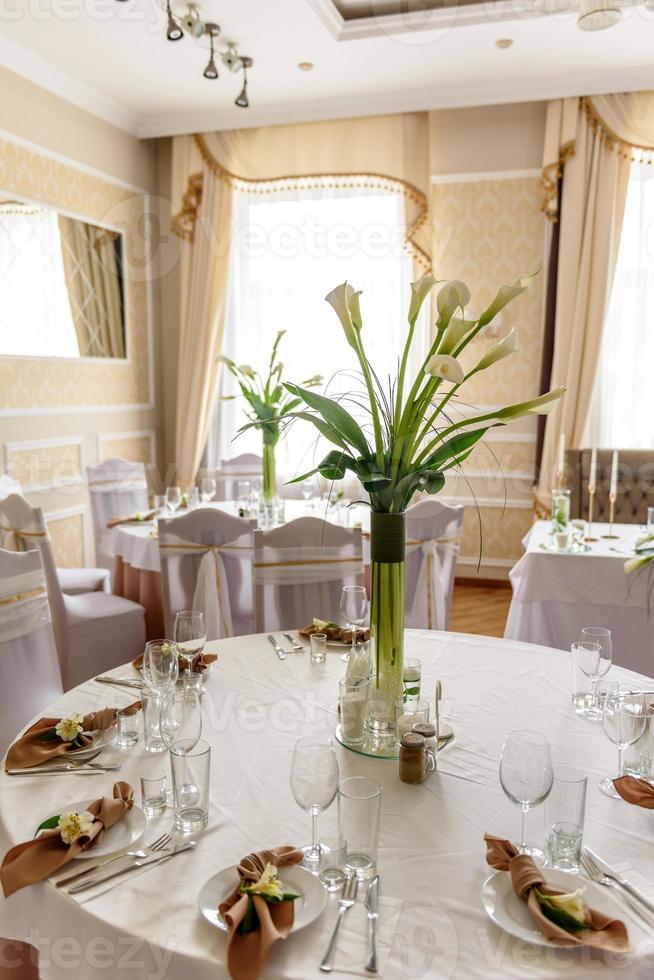 bela decoração do feriado de casamento com flores e folhagens com decoração de florista foto