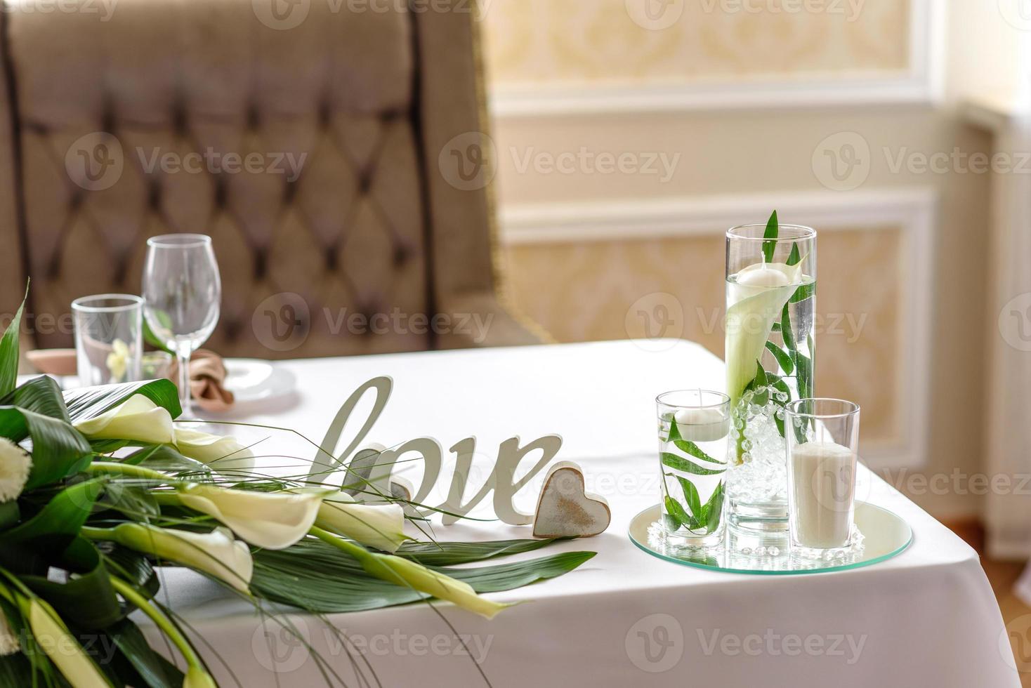 bela decoração do feriado de casamento com flores e folhagens com decoração de florista foto