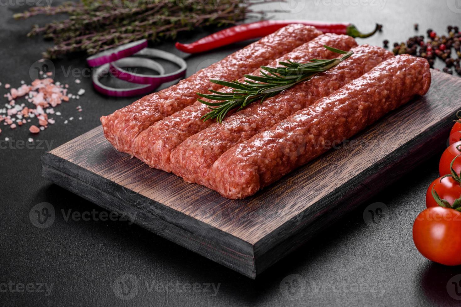 Carne picada fresca para kebab grelhado com especiarias e ervas foto