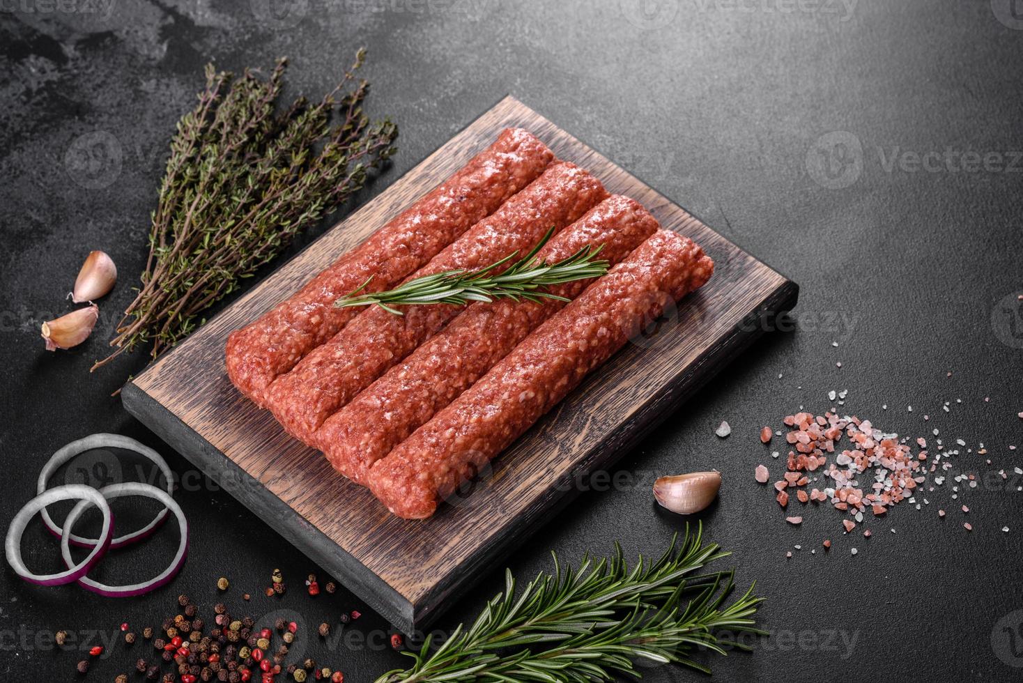 Carne picada fresca para kebab grelhado com especiarias e ervas foto