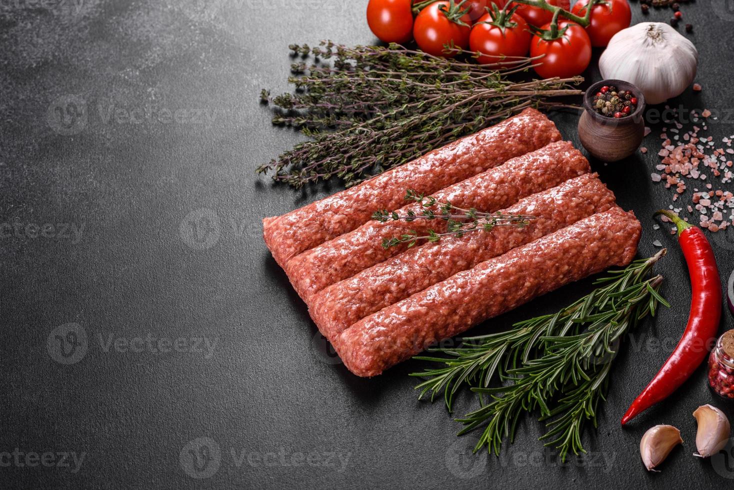 Carne picada fresca para kebab grelhado com especiarias e ervas foto