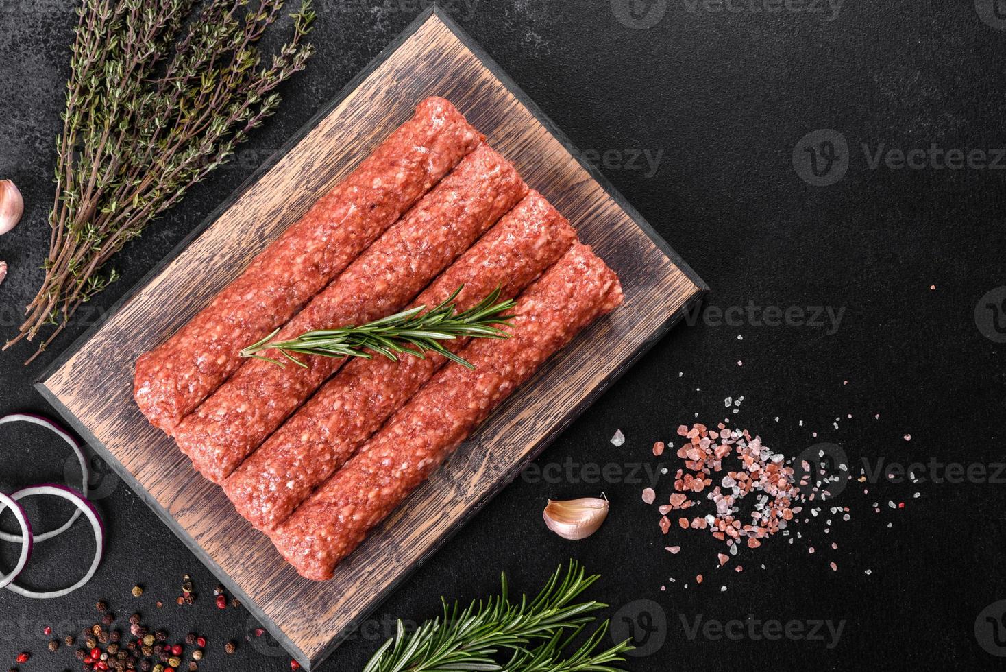 Carne picada fresca para kebab grelhado com especiarias e ervas foto