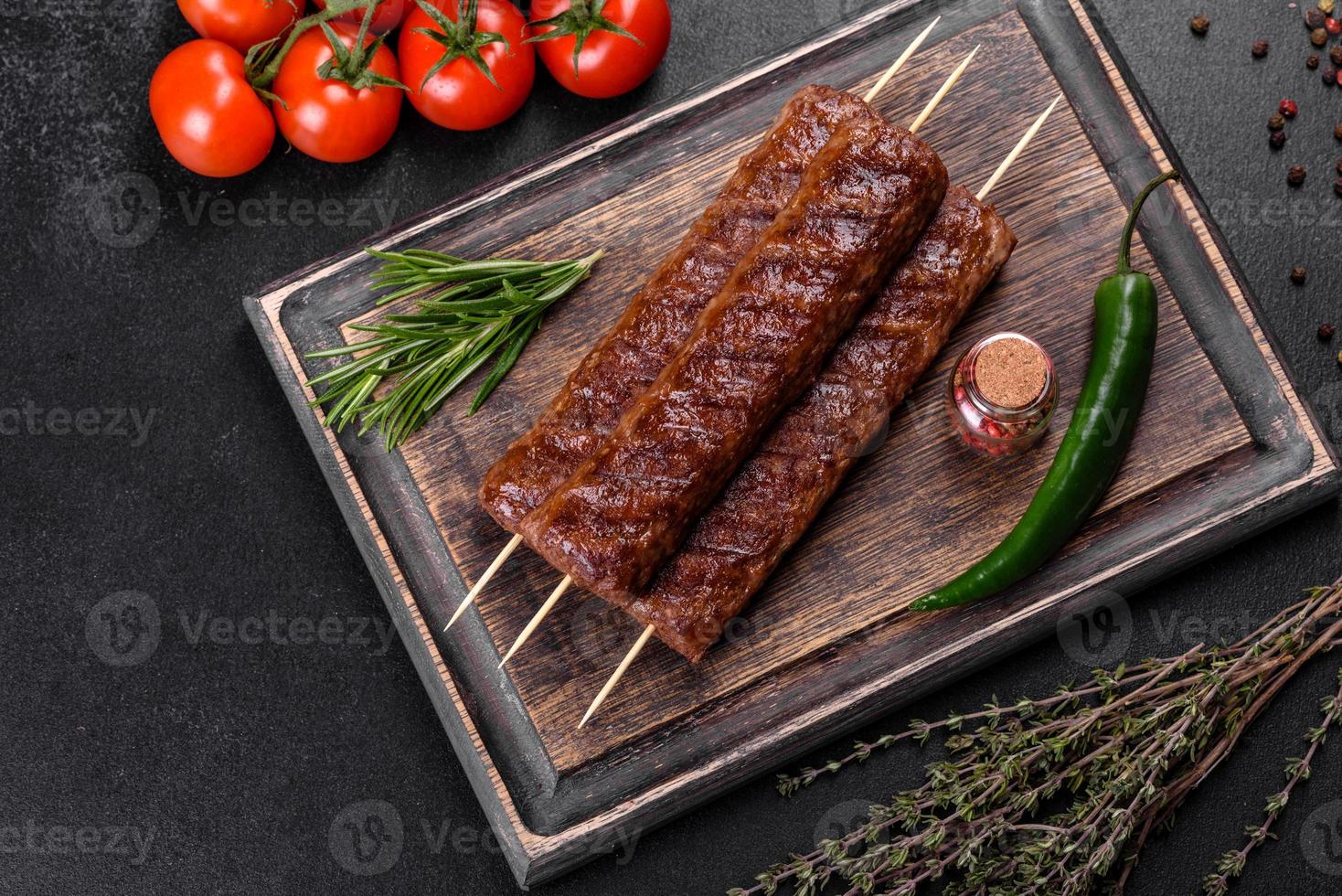 kebab saboroso fresco grelhado com especiarias e ervas foto