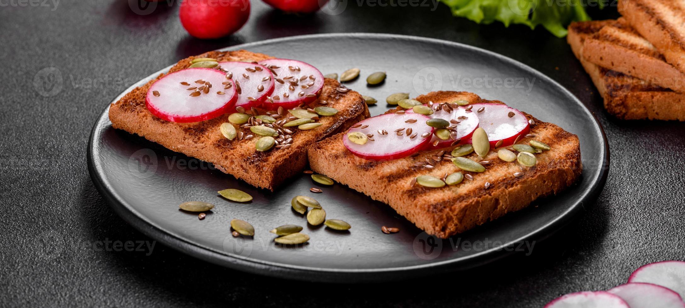 delicioso sanduíche crocante com torrada, rabanete, sementes de abóbora e sementes de linho foto