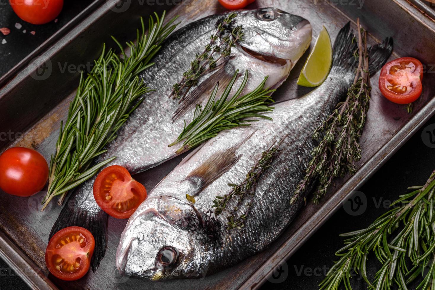 peixe dourado cru com especiarias, cozinhando na tábua. peixe fresco dourado foto