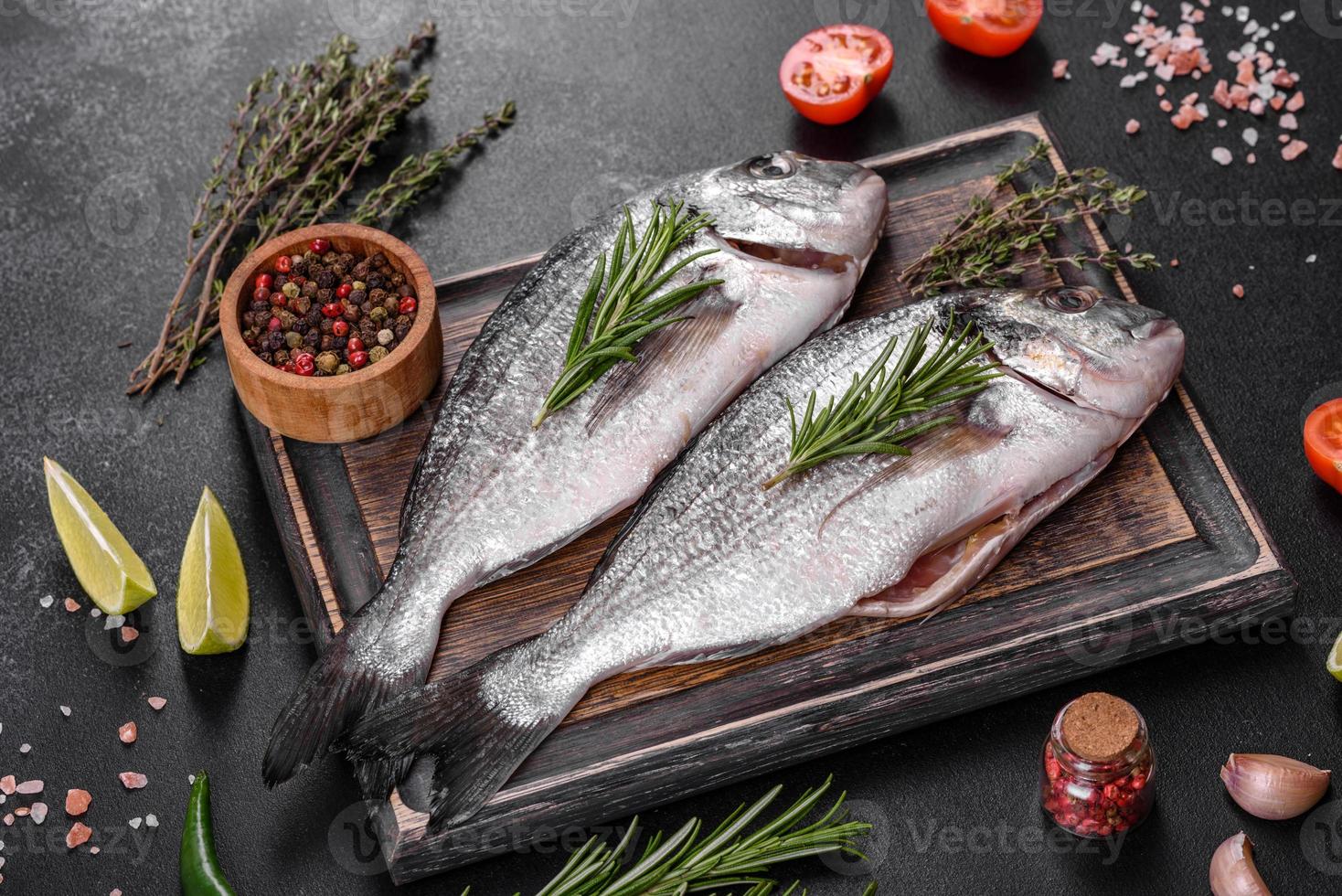 peixe dourado cru com especiarias, cozinhando na tábua. peixe fresco dourado foto