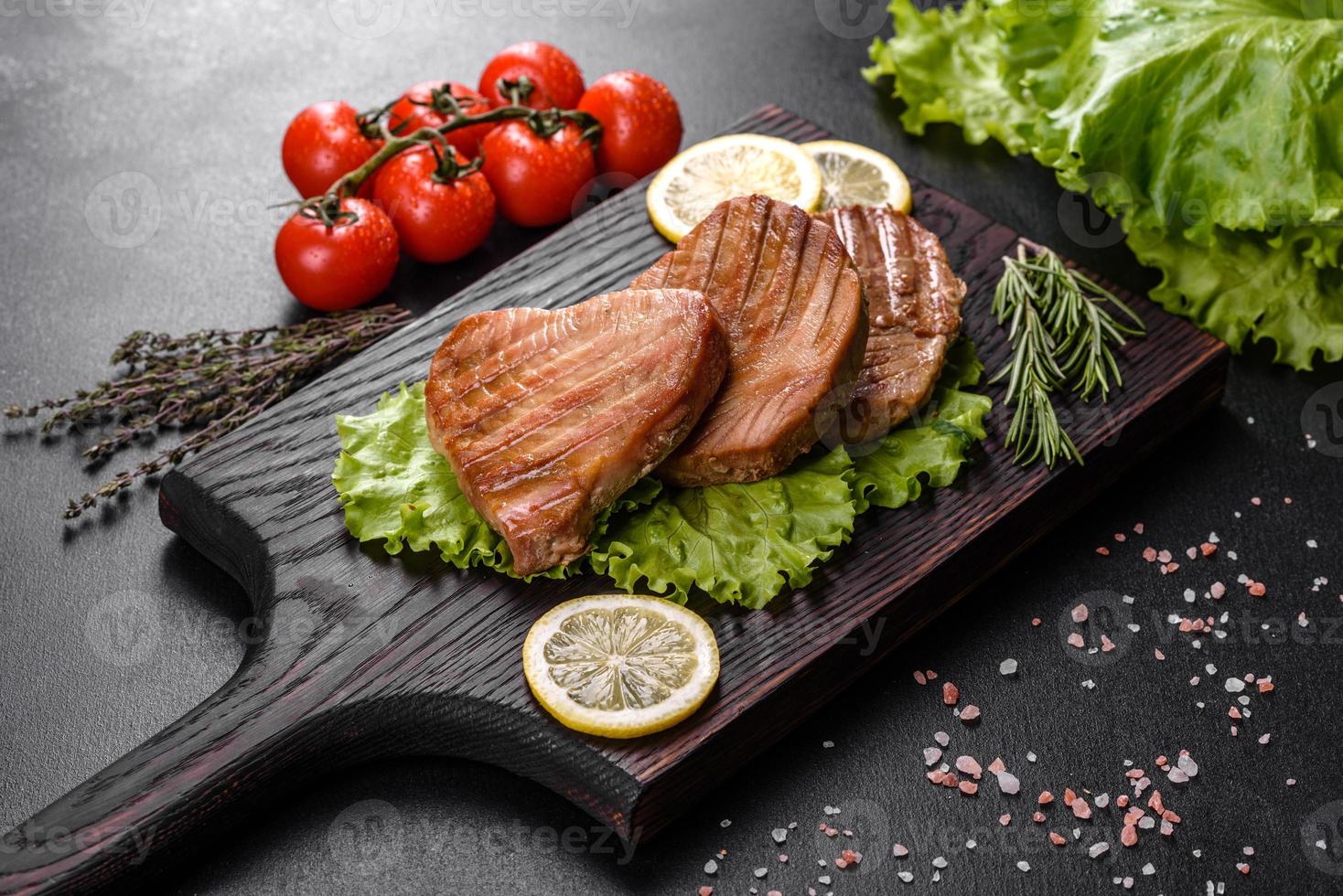 delicioso e suculento bife de atum grelhado com especiarias e ervas foto