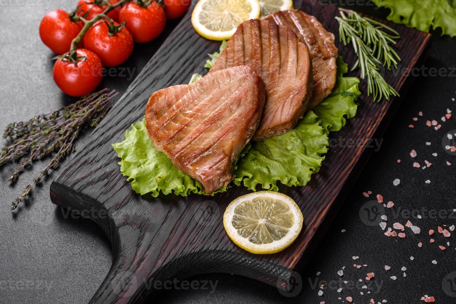 delicioso e suculento bife de atum grelhado com especiarias e ervas foto