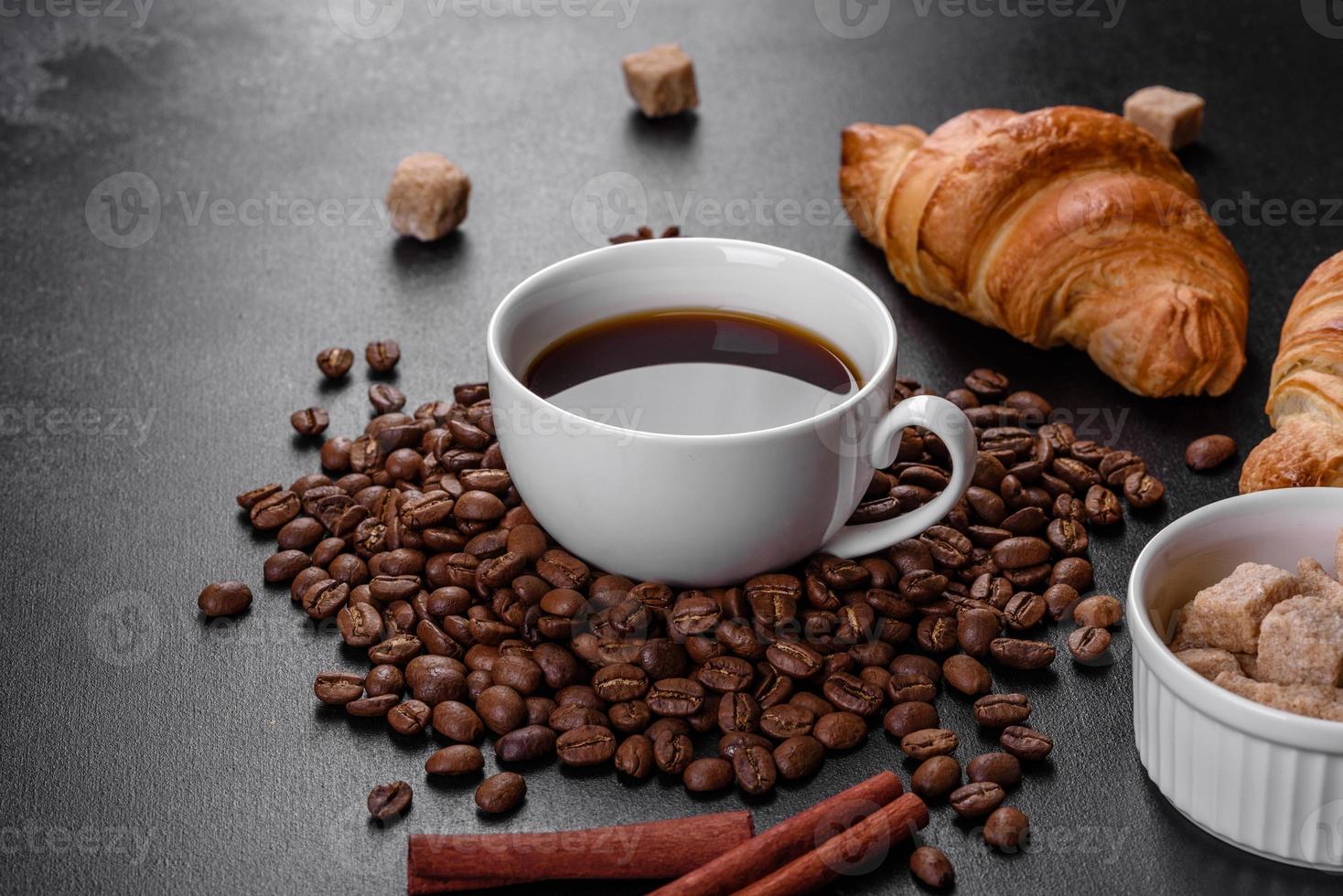 Crocante fresco e delicioso croissant francês com uma xícara de café perfumado foto
