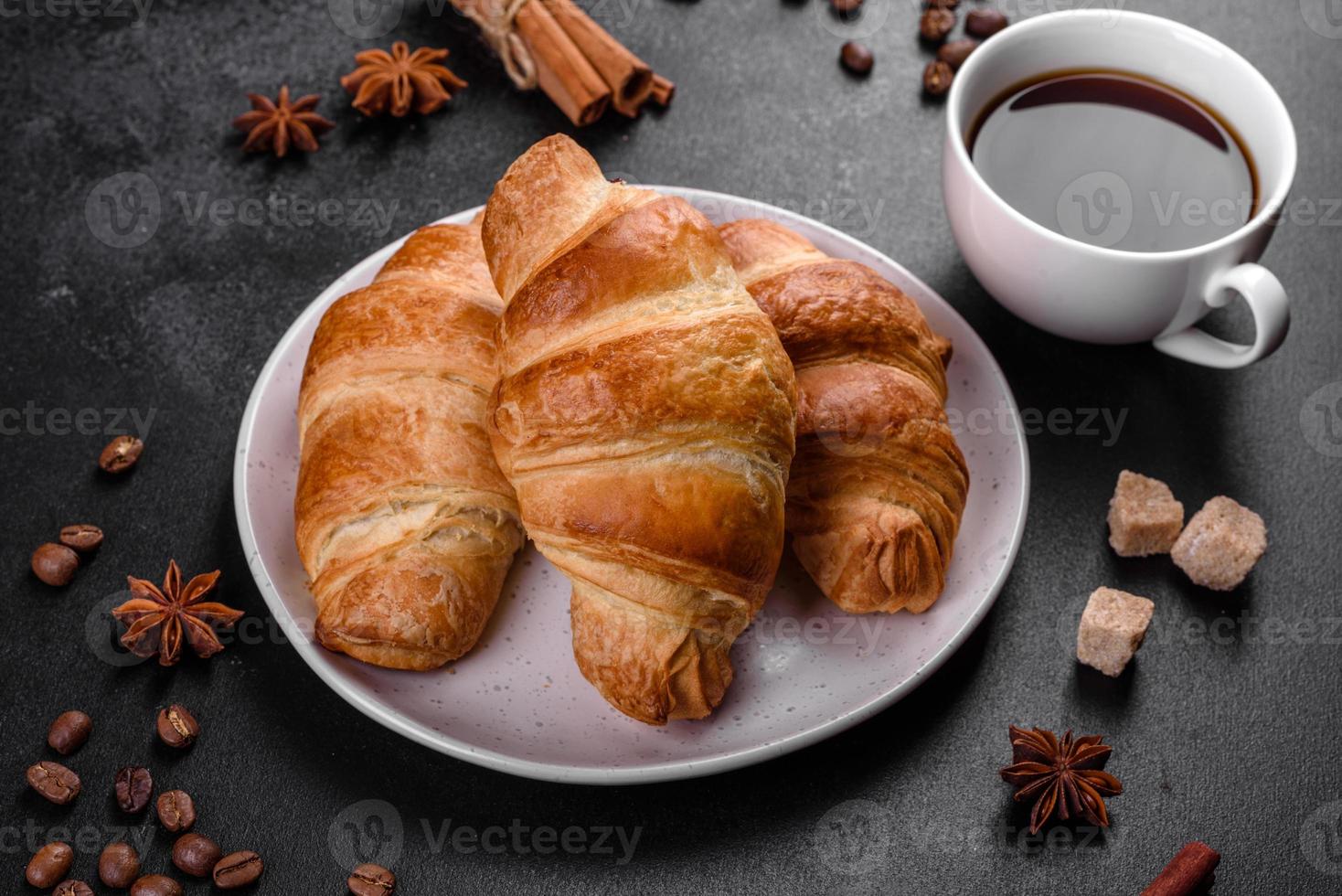 Crocante fresco e delicioso croissant francês com uma xícara de café perfumado foto