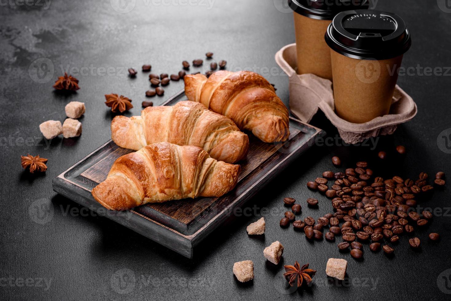 Crocante fresco e delicioso croissant francês com uma xícara de café perfumado foto