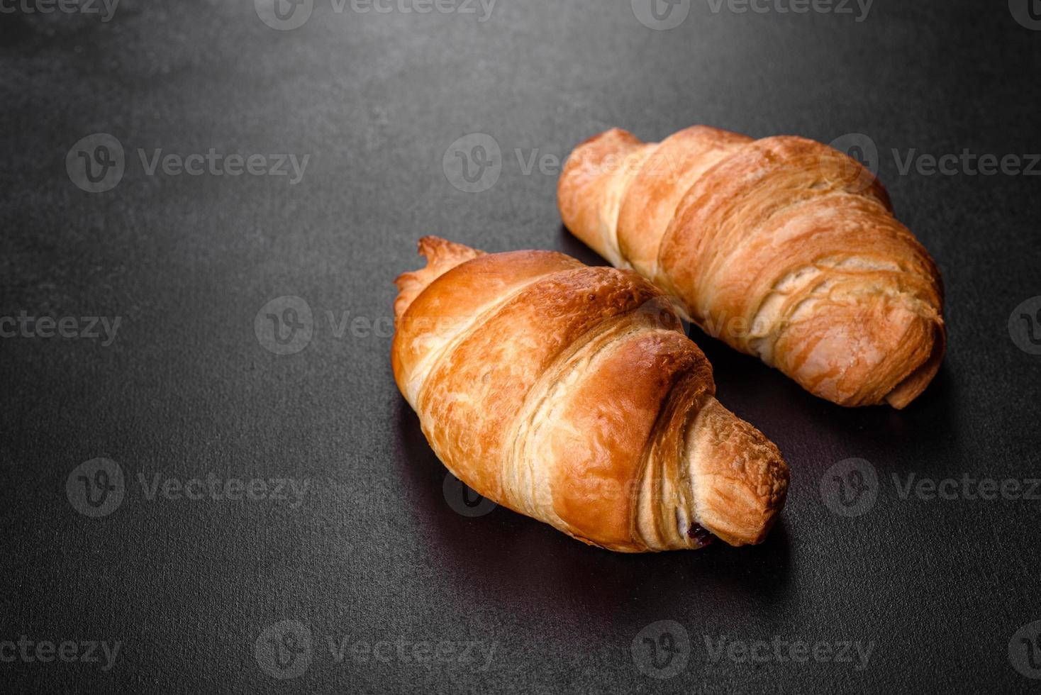 Crocante fresco e delicioso croissant francês com uma xícara de café perfumado foto