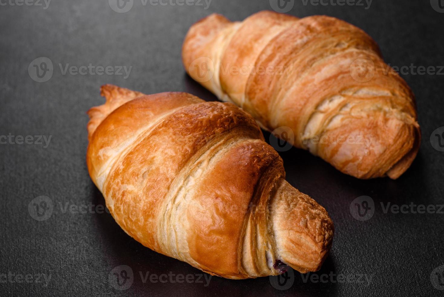 Crocante fresco e delicioso croissant francês com uma xícara de café perfumado foto