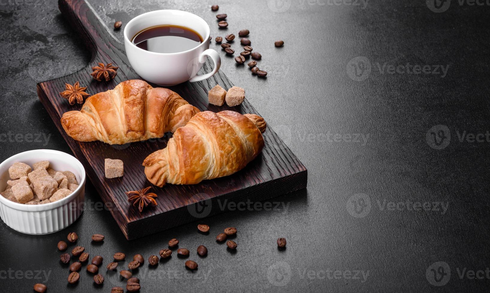 Crocante fresco e delicioso croissant francês com uma xícara de café perfumado foto