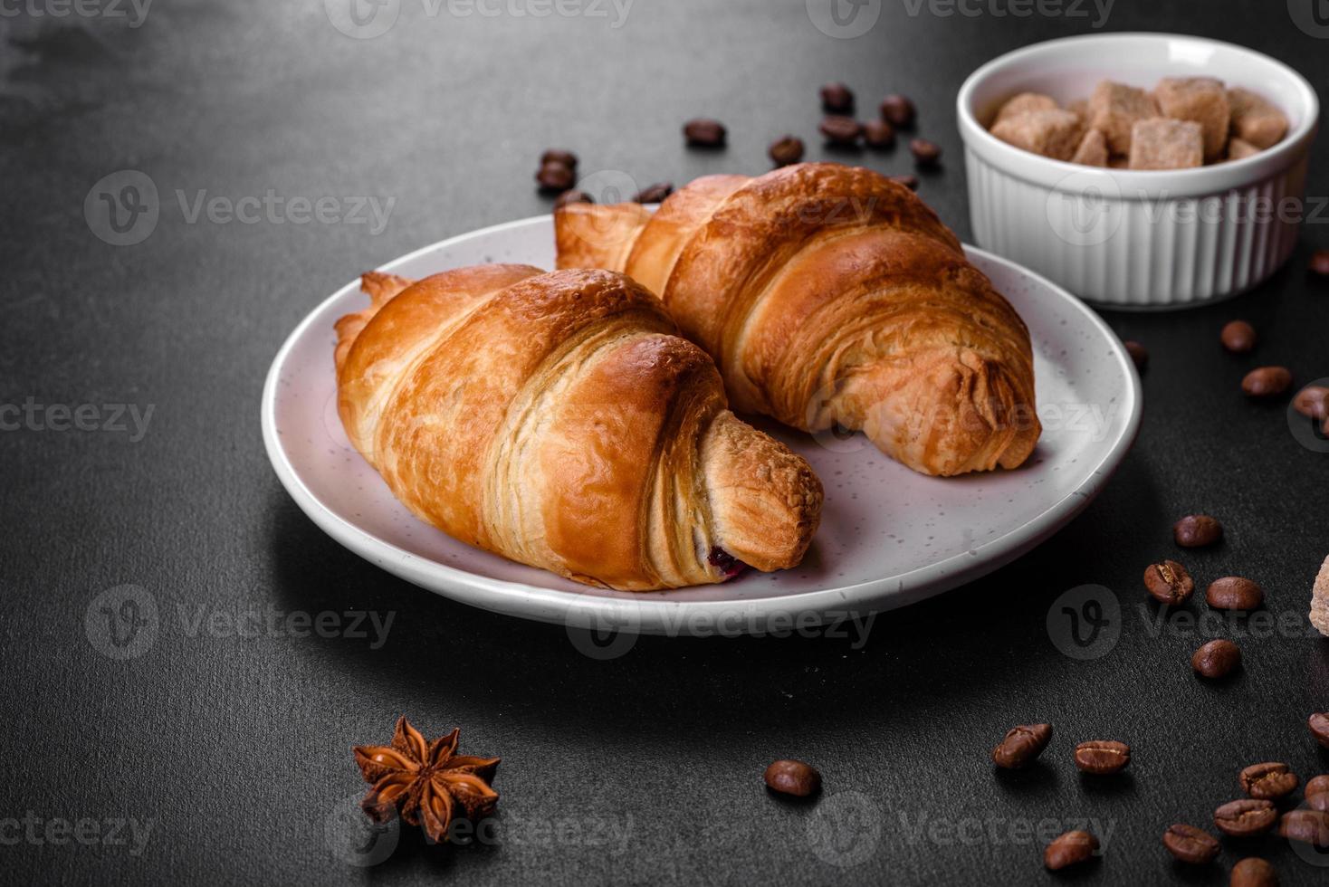 Crocante fresco e delicioso croissant francês com uma xícara de café perfumado foto