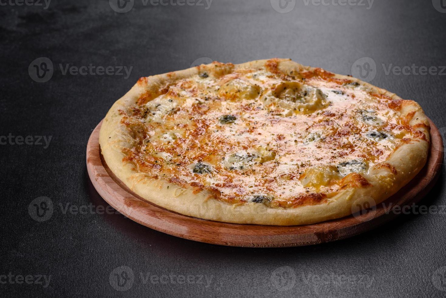 saborosa pizza fresca de forno com tomate, queijo e cogumelos em um fundo escuro de concreto foto