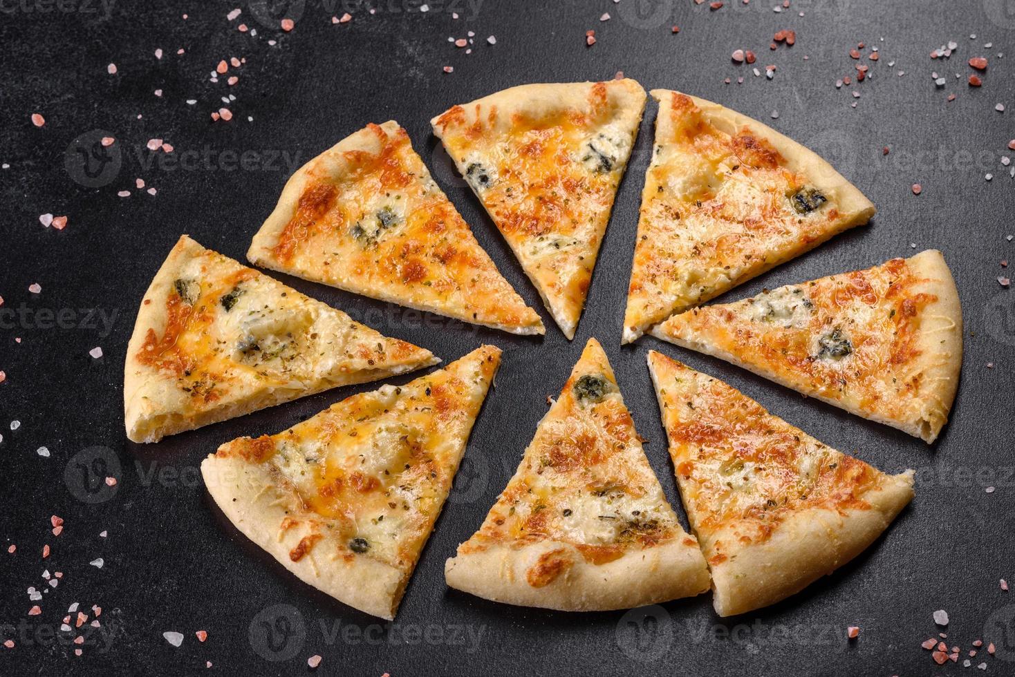 saborosa pizza fresca de forno com tomate, queijo e cogumelos em um fundo escuro de concreto foto