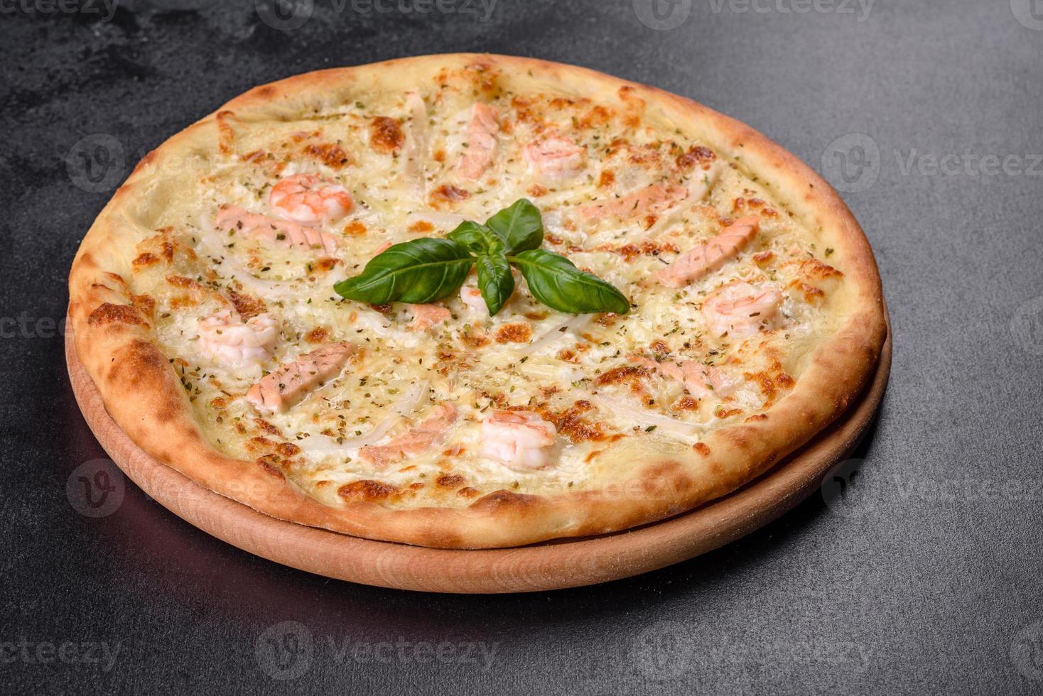 deliciosa pizza de forno de frutos do mar frescos foto