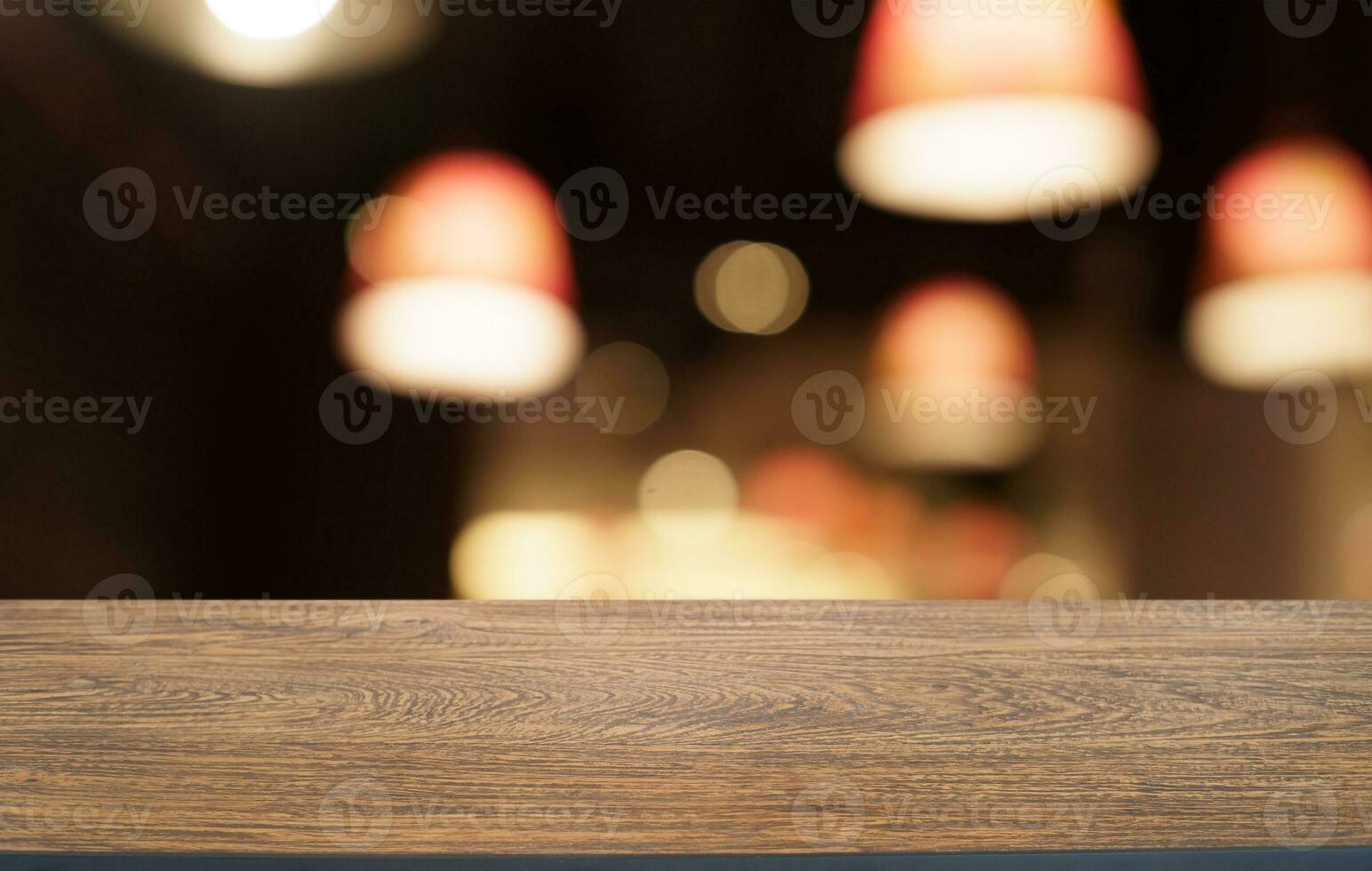 zombar acima para espaço. esvaziar Sombrio de madeira mesa dentro frente do abstrato borrado bokeh fundo do restaurante . pode estar usava para exibição ou montagem seu produtos foto