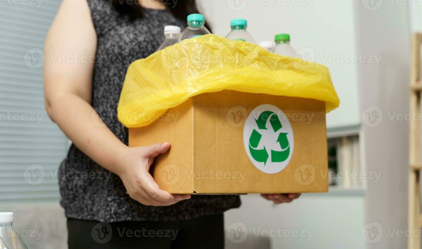 casa reciclar eco verde zero conceito mulher jogando esvaziar plástico garrafa dentro reciclando bin com amarelo lixo bolsas às lar. foto