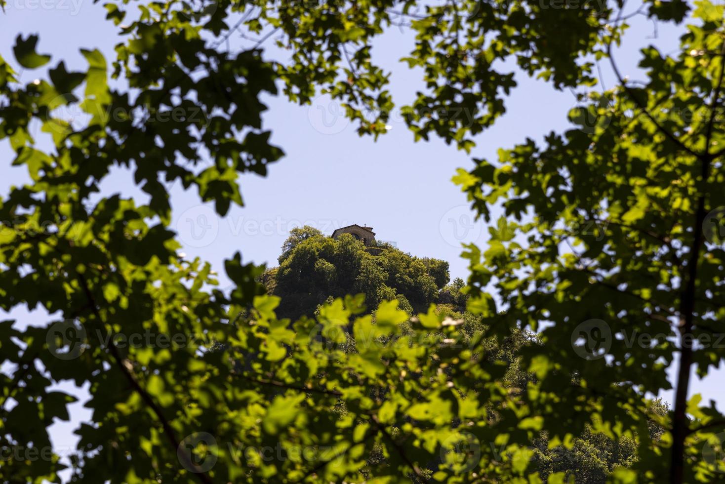 vista do santuário rochoso em roccaporena, itália foto