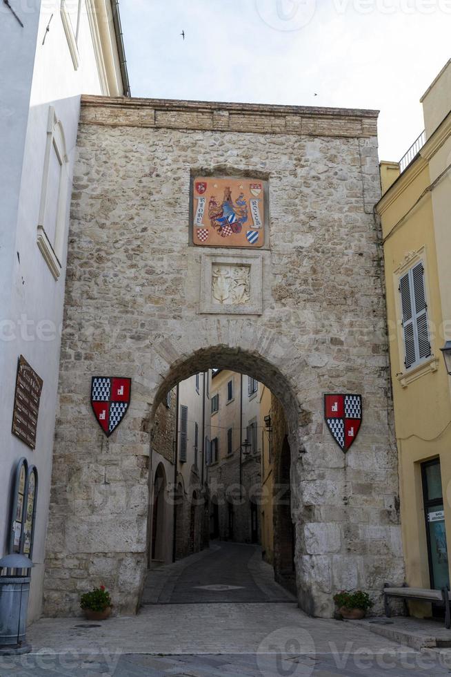 portão na praça central da cidade de san gemini, itália, 2020 foto