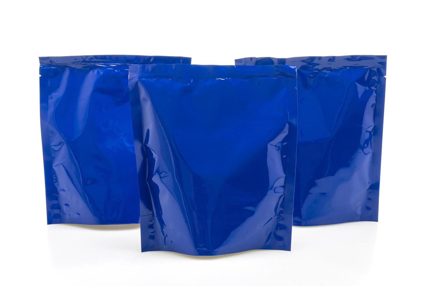 saco de plástico azul para embalagem isolado no fundo branco foto