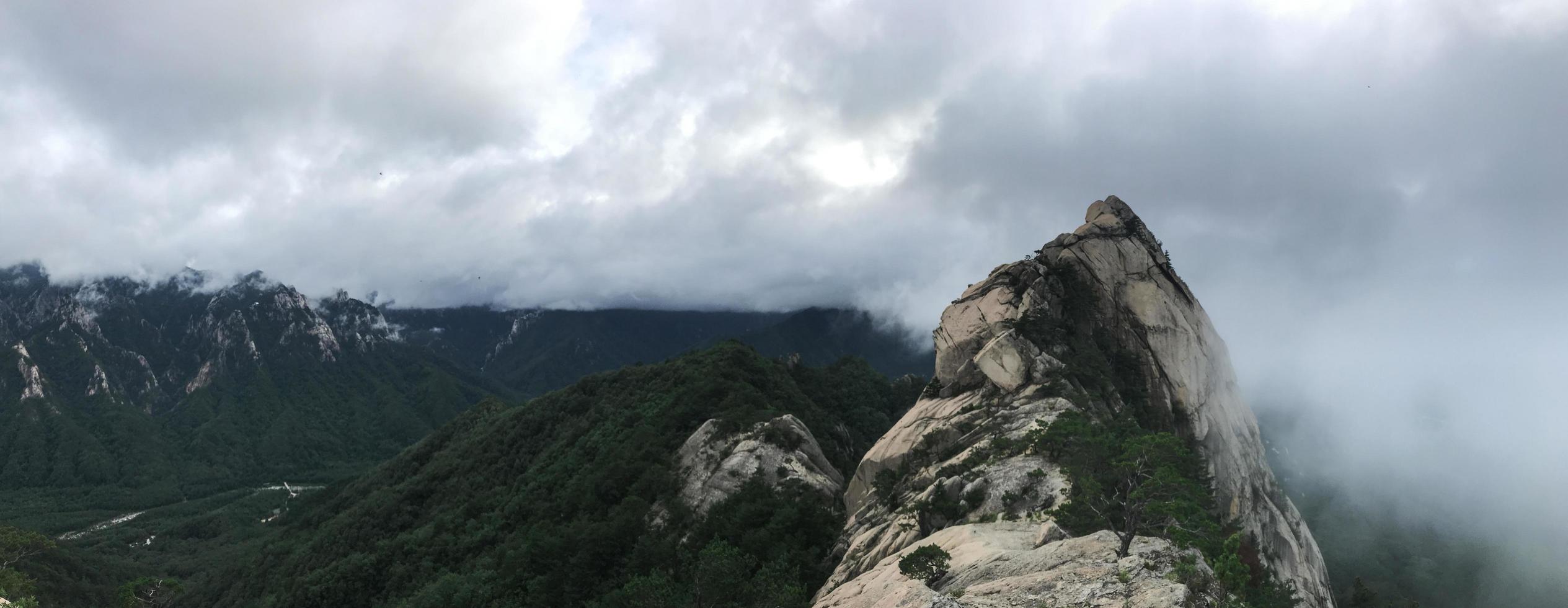 panorama. grandes rochas no parque nacional de seoraksan, coreia do sul foto