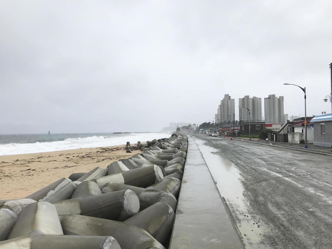 cidade de Sokcho após o tufão na Coreia do Sul. mau tempo no mar foto