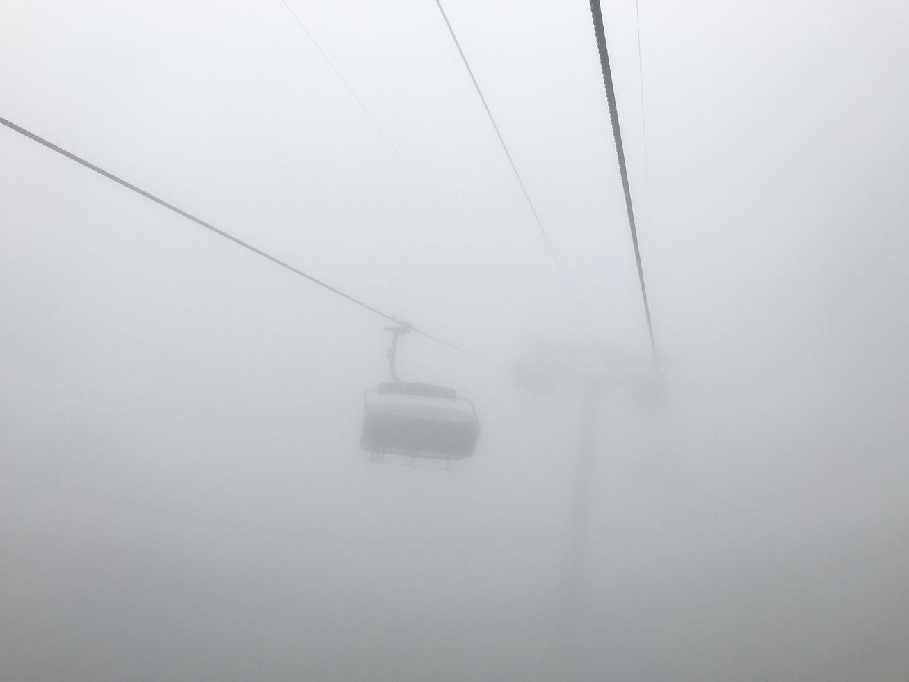 o teleférico no meio do nevoeiro. montanhas do cáucaso. área de sochi, Rússia foto