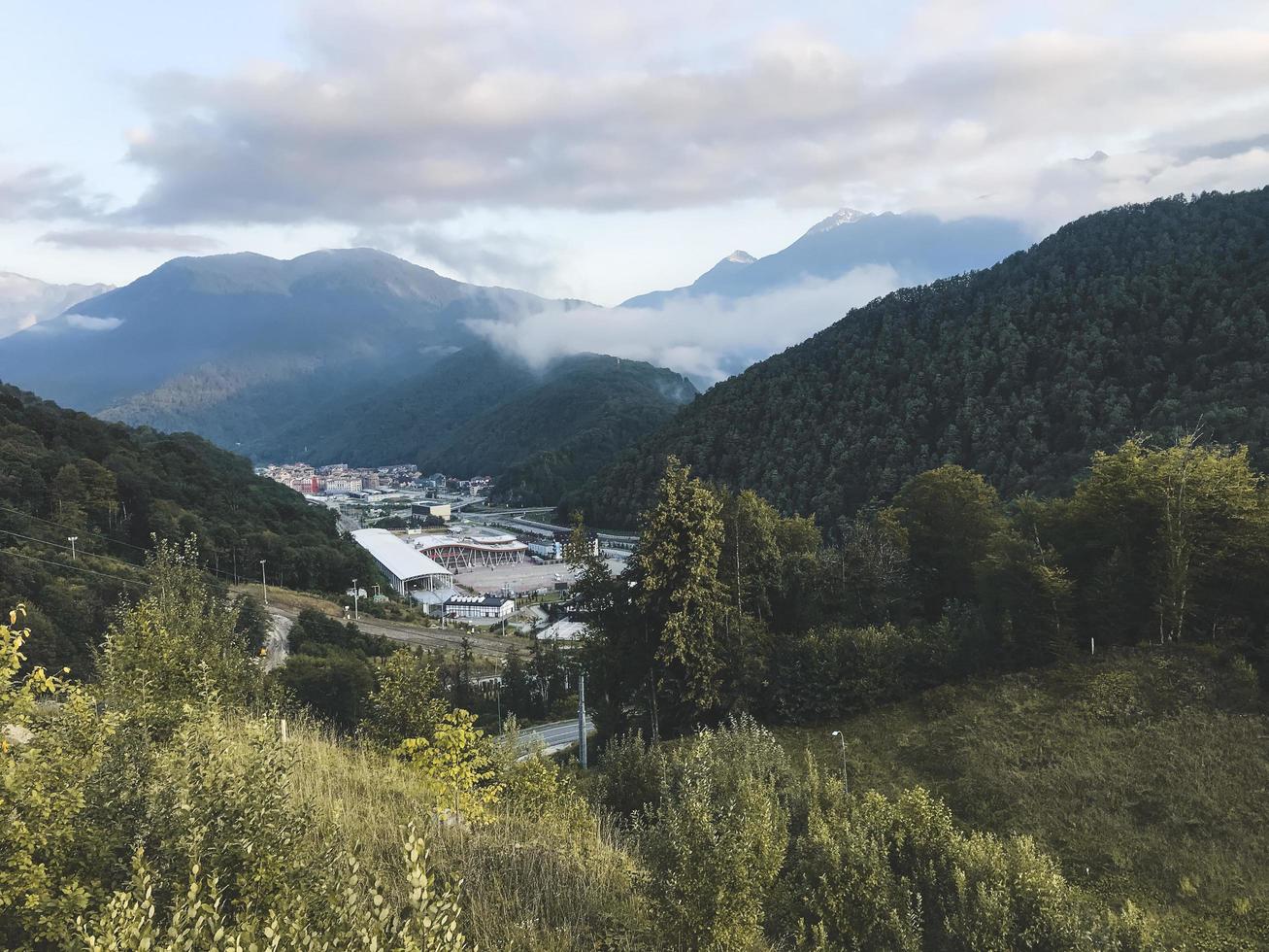 bela vista nas montanhas do Cáucaso. roza khutor, rússia foto