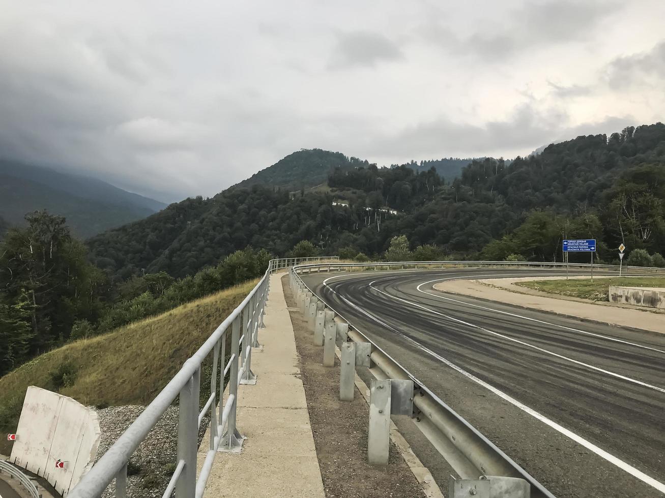 estrada de montanha nas montanhas do Cáucaso. sochi, russia foto