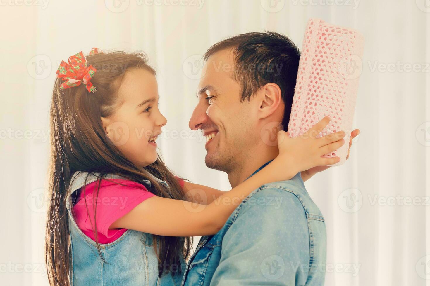 feliz família e do pai dia. criança filha se beijando e abraçando Papai foto