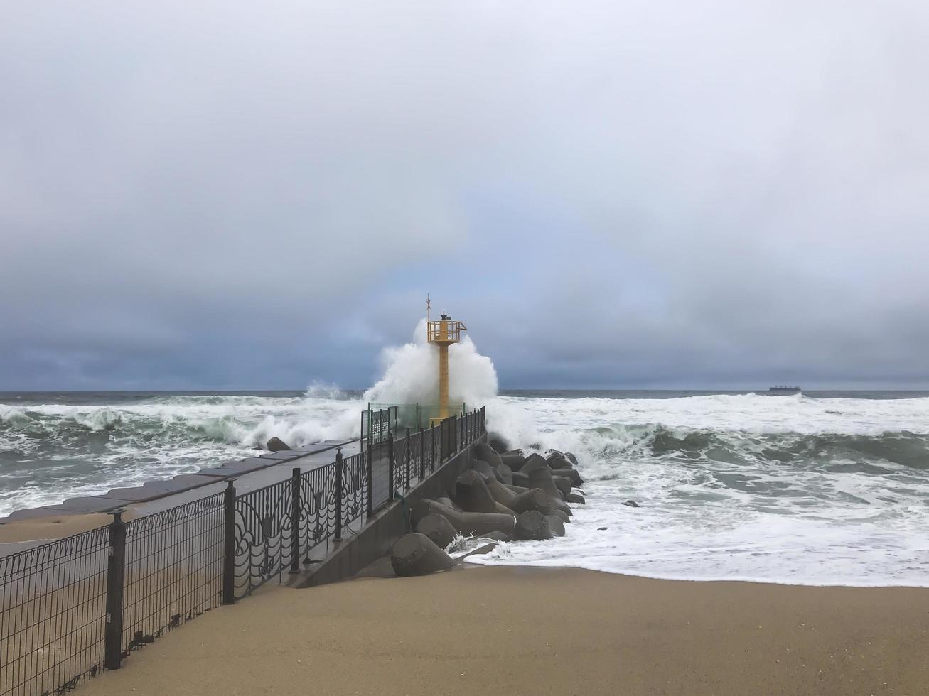 tufão na coreia do sul na praia da cidade de gangneung foto