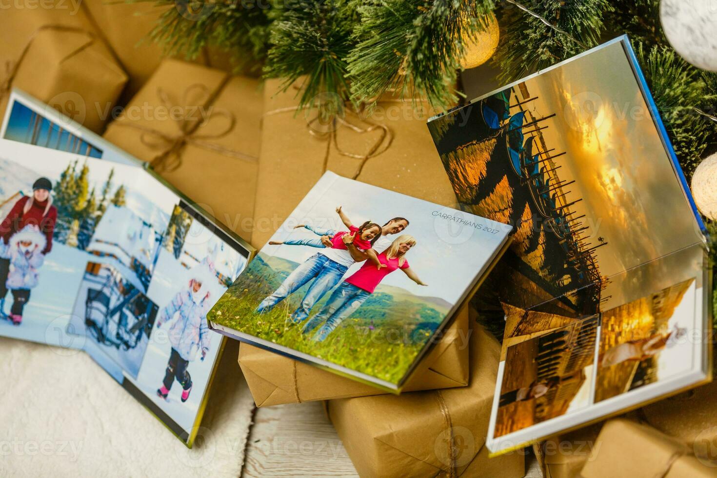 livro juntos perto Natal árvore dentro frente do lareira foto