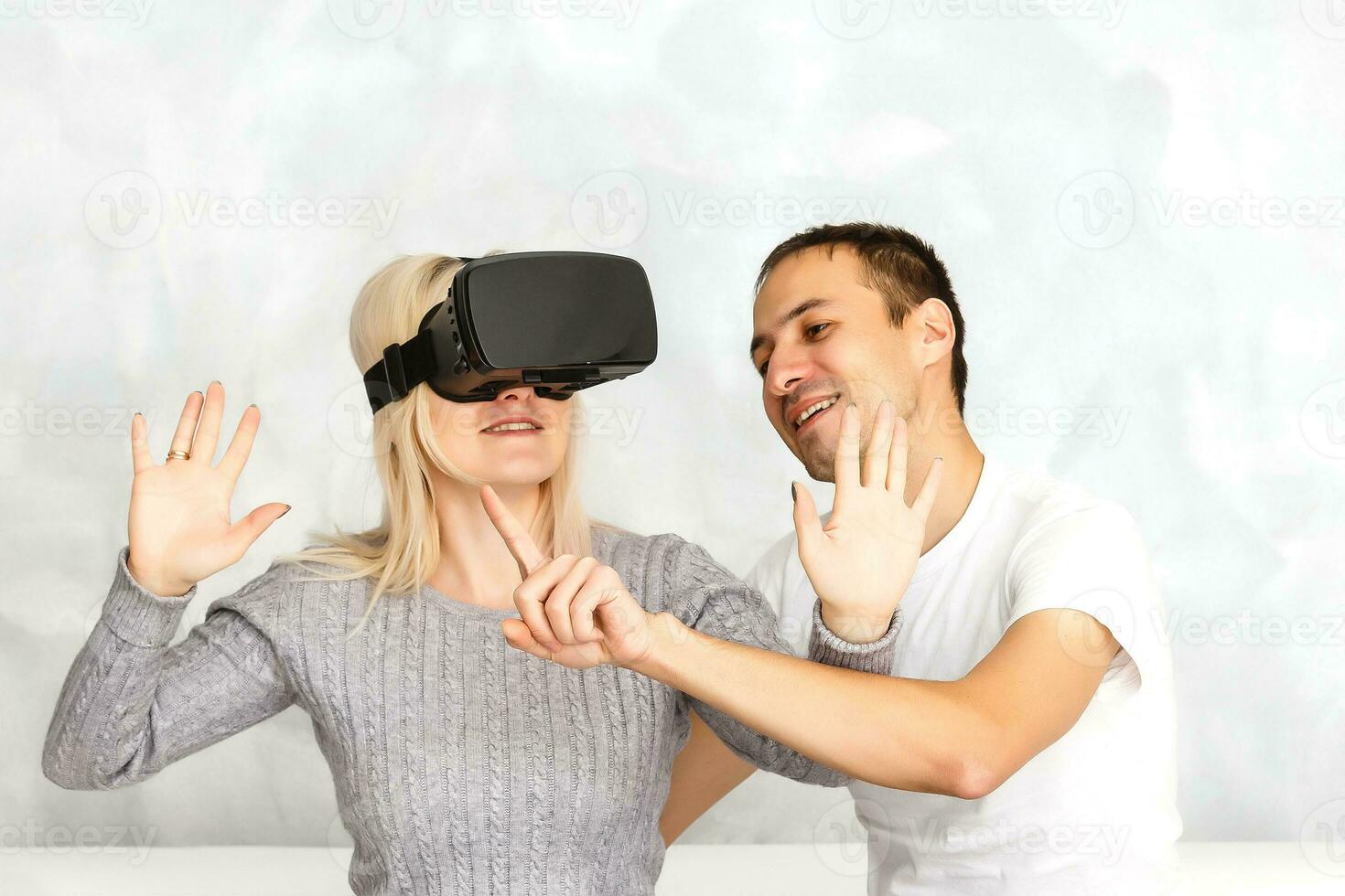 jovem casal tendo Diversão com virtual realidade óculos fone de ouvido óculos - feliz pessoas jogando jogos com Novo tendências tecnologia - futuro conceito - foco em fones de ouvido foto