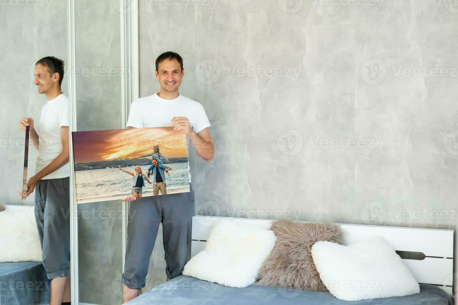 homem detém foto tela de pintura às casa