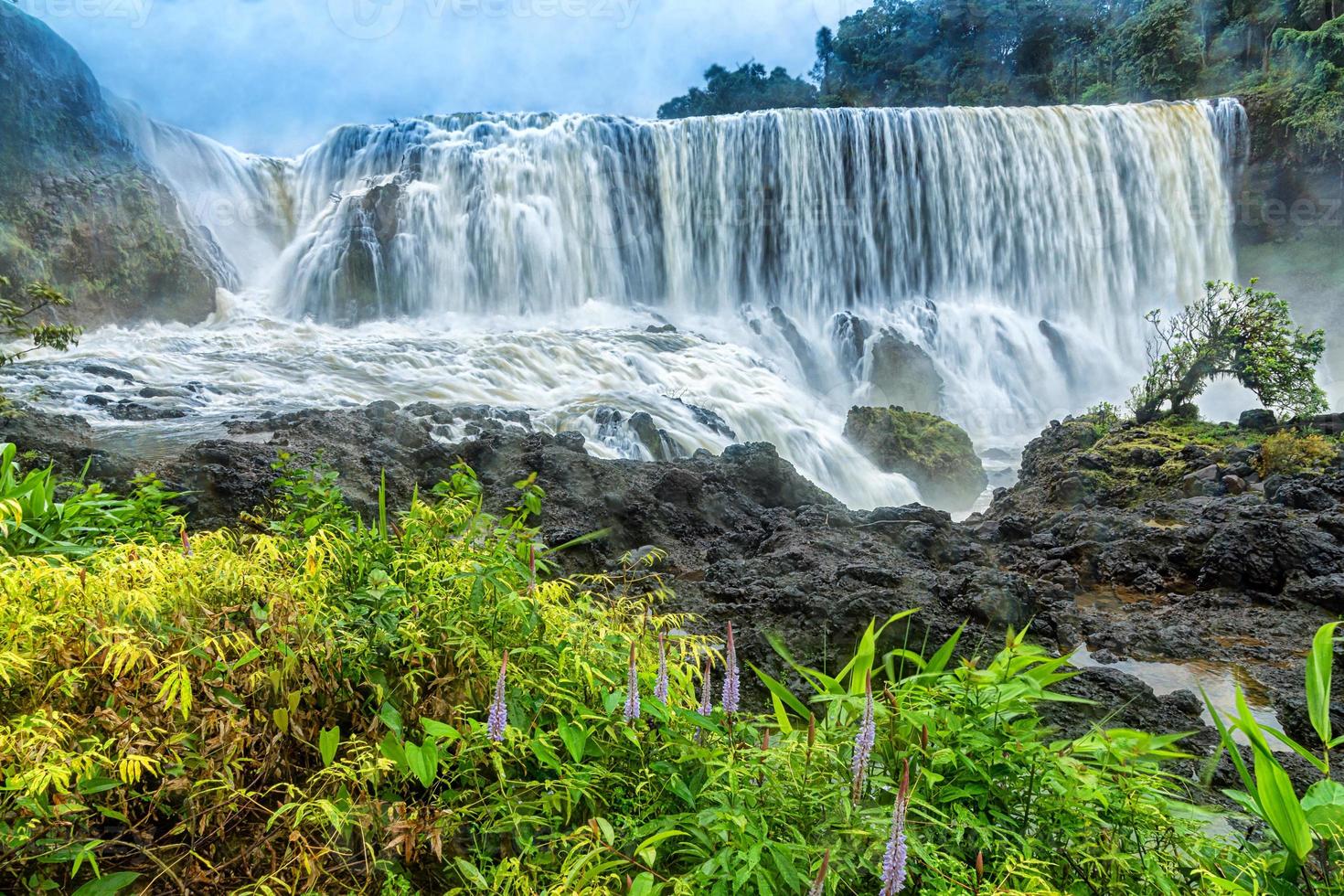 a cachoeira sae pong lai no sul do laos foto