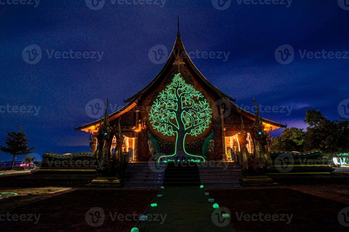 foto do crepúsculo do templo sirindhorn wararam phu prao em ubonrachatani, Tailândia