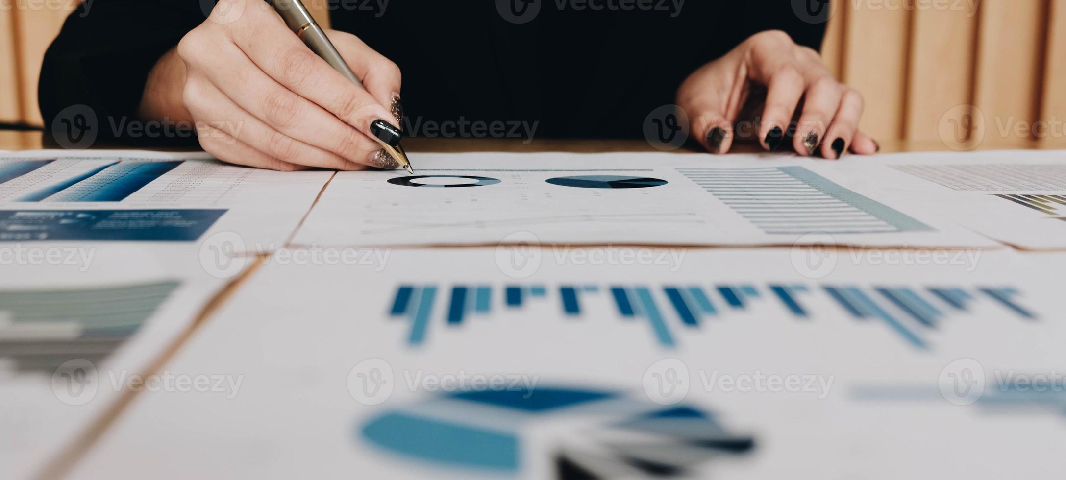 empresária trabalhando em sua mesa no escritório foto