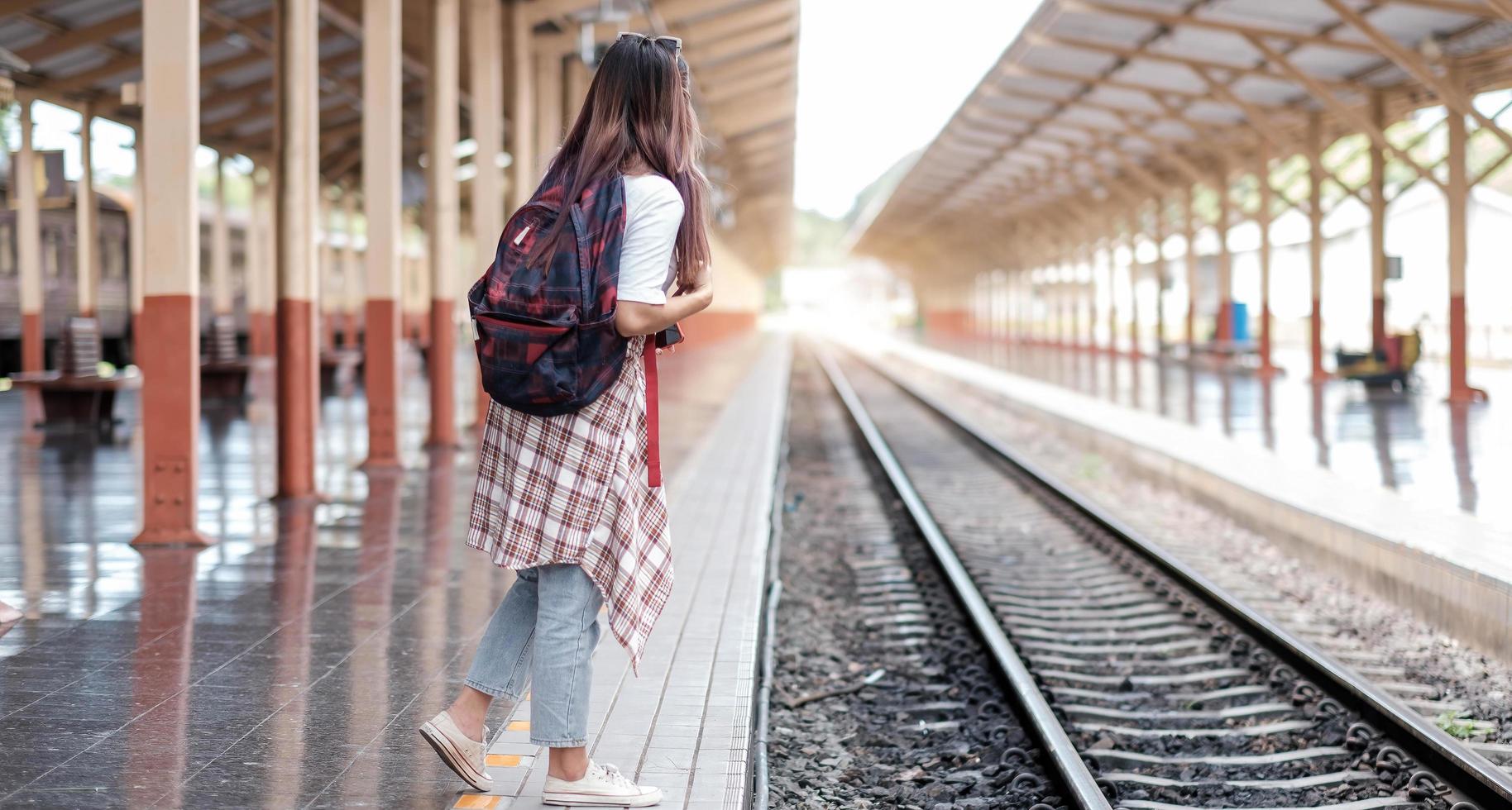 turista na estação ferroviária foto