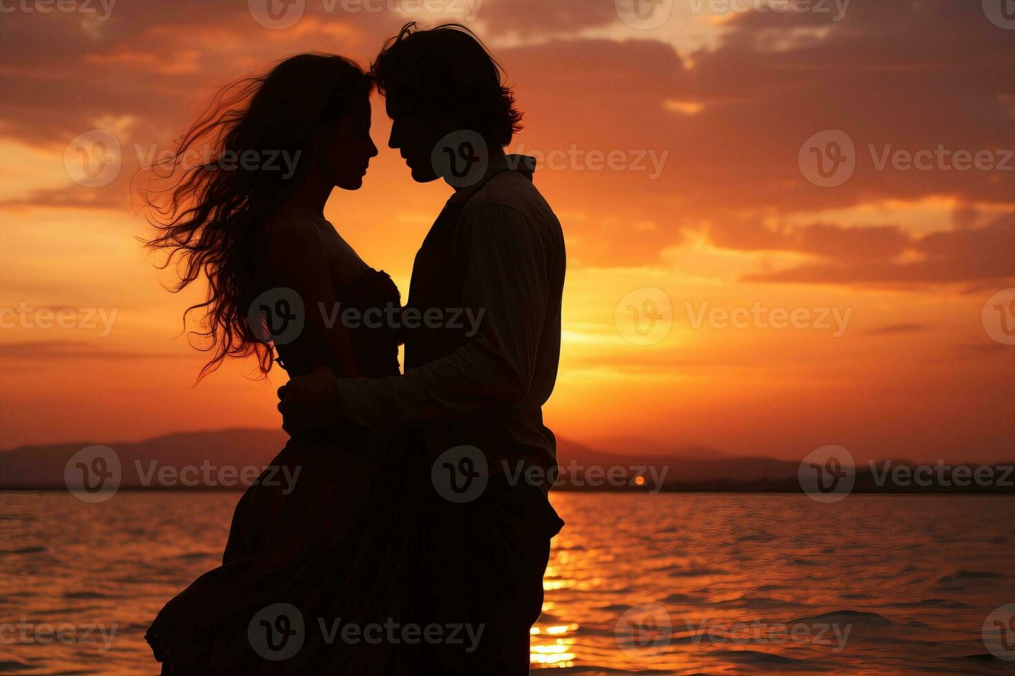 silhueta do amantes abraçando casal homem e mulher contra a pano de fundo do uma lindo pôr do sol em a mar foto