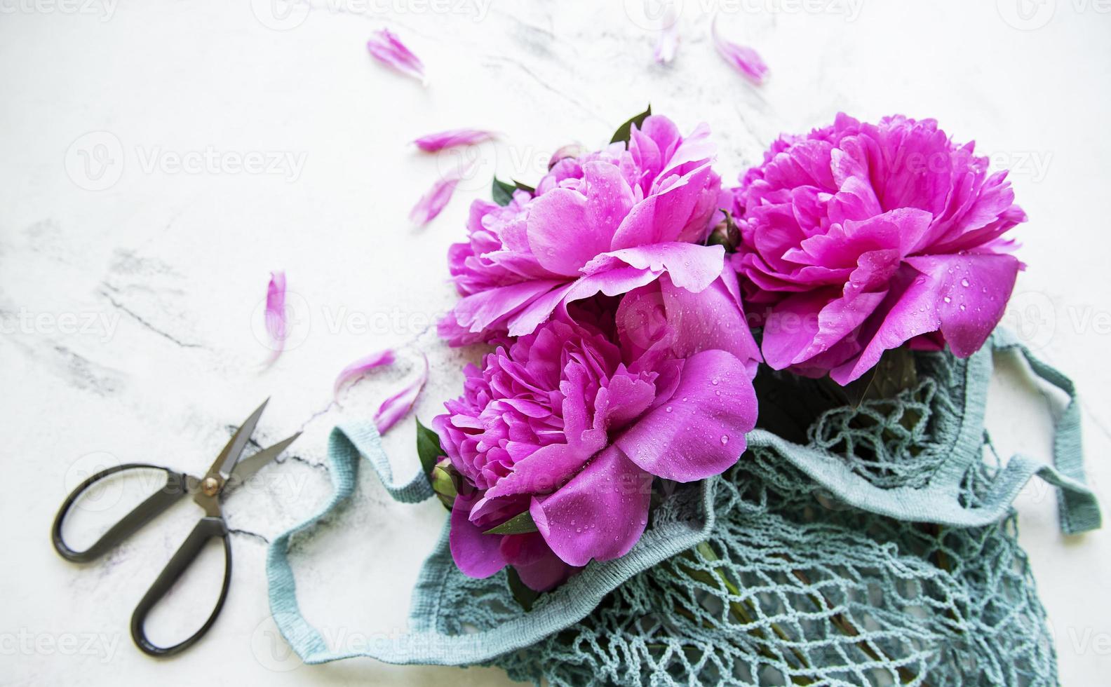 flores de peônia rosa em bolsa de barbante foto