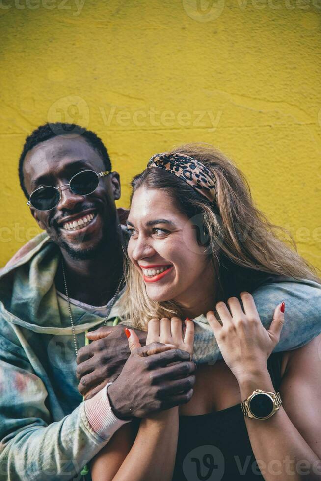 retrato do feliz casal dentro frente do amarelo parede foto