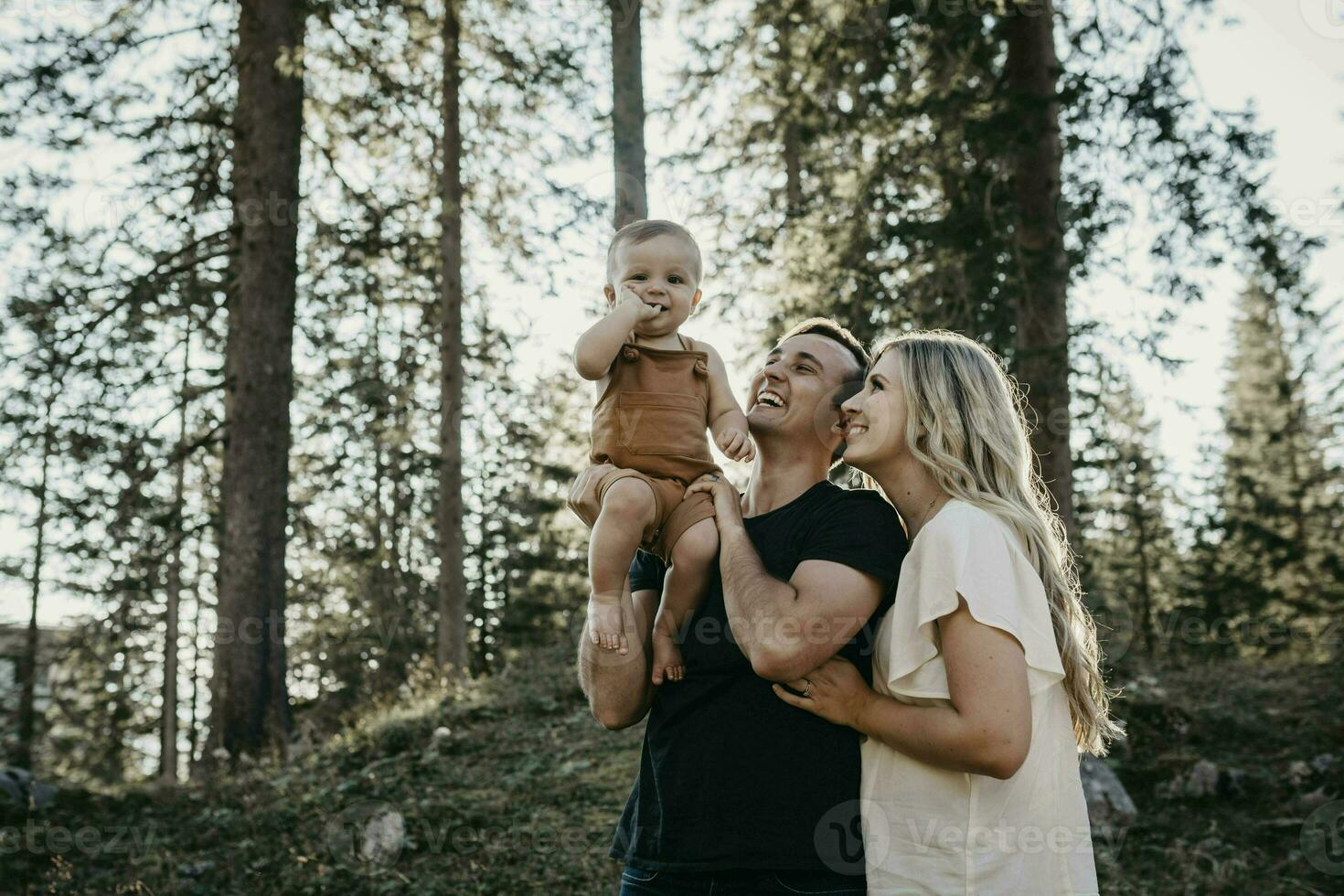 feliz família com pequeno filho em uma caminhada viagem dentro uma floresta, schwaegalp, Nesslau, Suíça foto