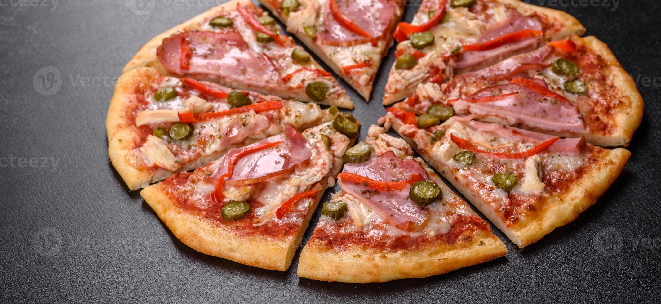 deliciosa pizza crocante fresca do forno com presunto e pimenta búlgara foto