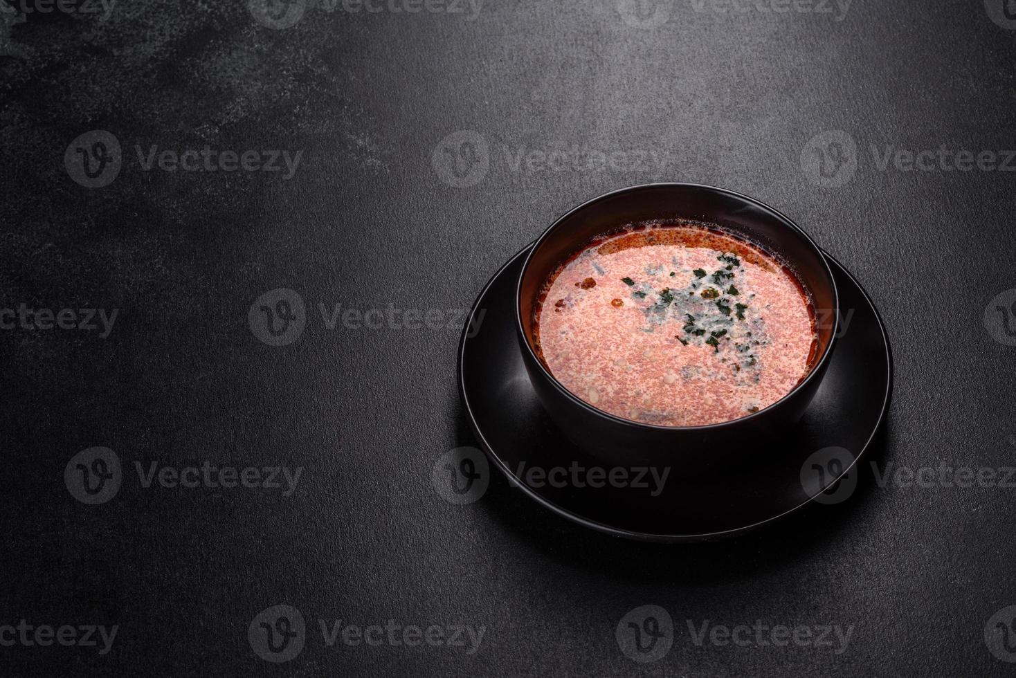 saborosa sopa fresca picante da malásia tom inhame com tomate foto