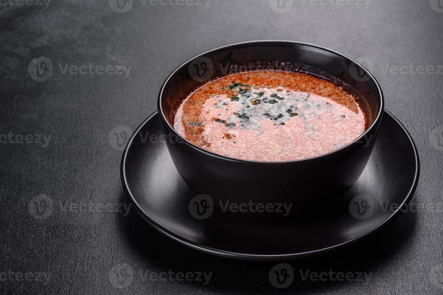 saborosa sopa fresca picante da malásia tom inhame com tomate foto
